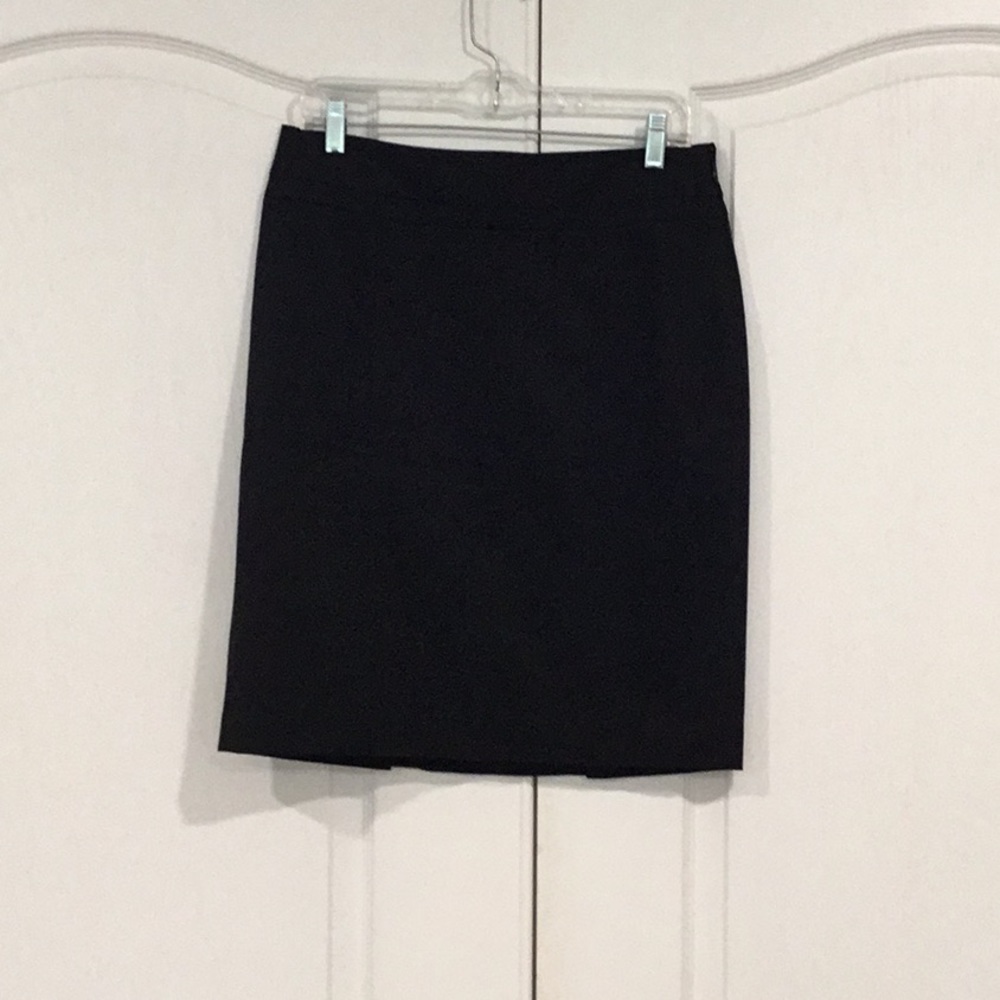 Loft size 6 black skirt with faux back pockets